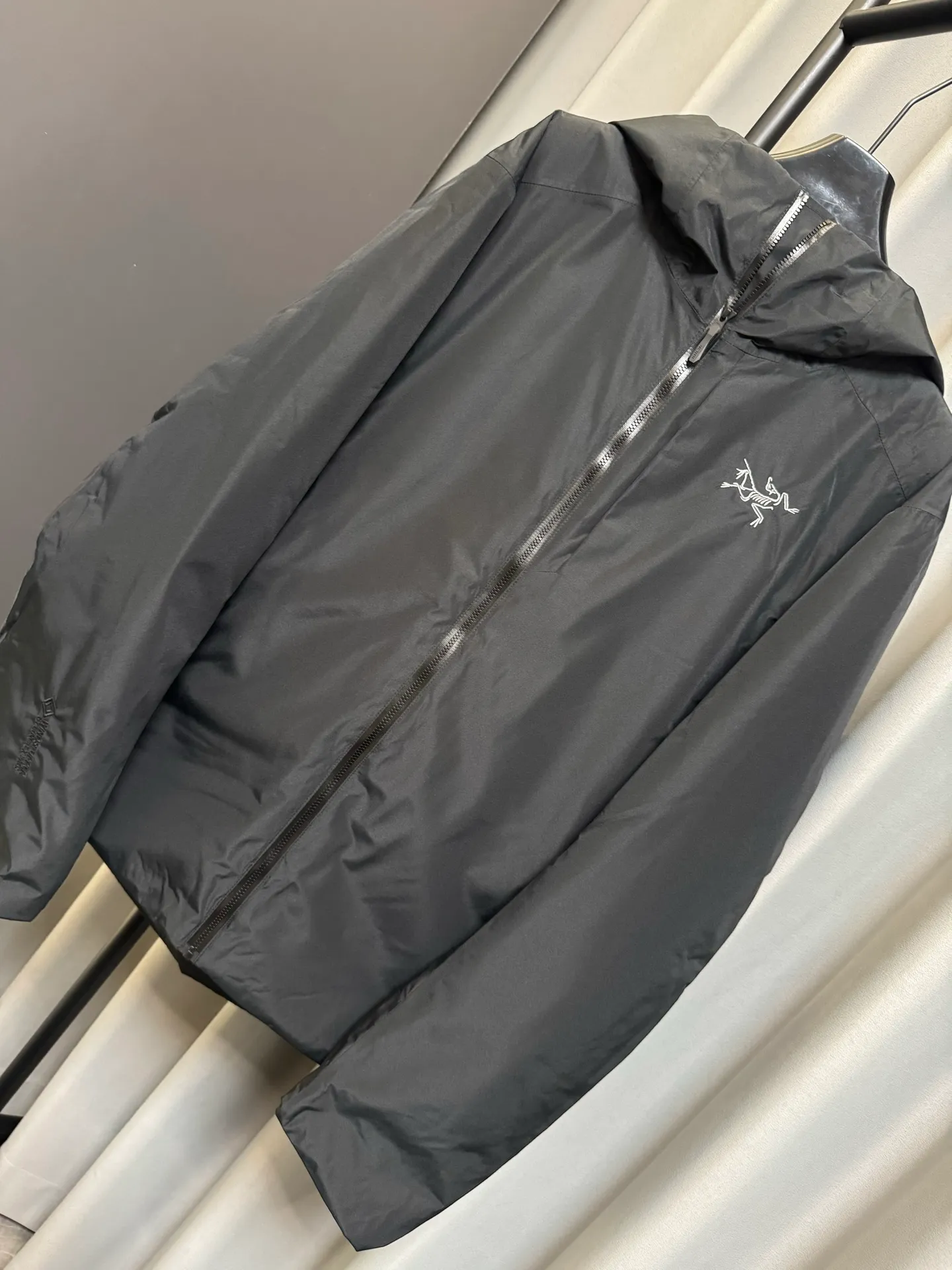 【Premium 】 ARC‘TERYX Solano Down Hoody + Breathable Versatile Gore Tex ， ！ 5 !! SOLANO + ， 、 Breathable 。New Arrival Solano Down Hoody 、 、 。Solano 、 ， 。 FAS GORE-TEX ， 。 ， Breathable。 ， rima Loft Breathable ！ Same Style ： Size：s/m/l/xl/2xl